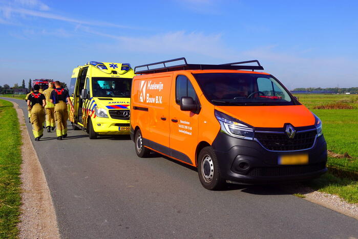 Paard met menwagen belanden in sloot