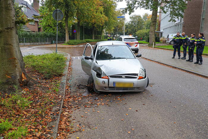 Automobilist eindigt tegen boom