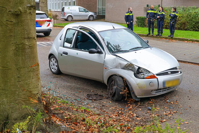 Automobilist eindigt tegen boom