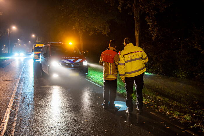 Auto raakt van de weg en belandt in sloot