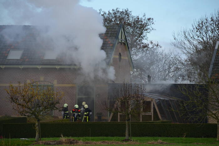 Hevige rookontwikkeling bij grote brand