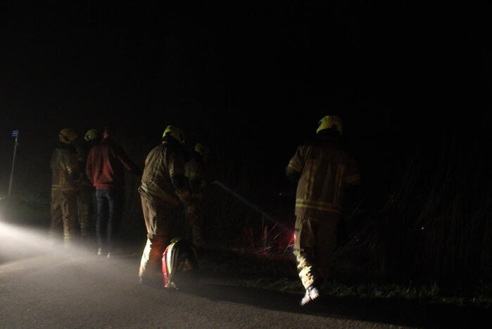 Auto te water nadat bestuurder bocht mist