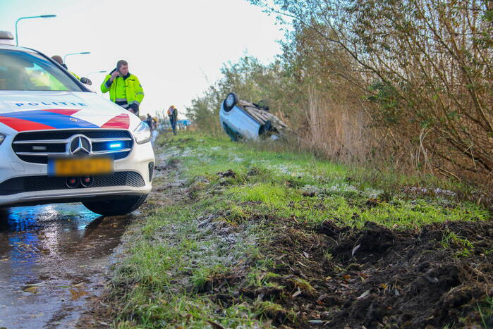 Auto belandt op de kop in de berm