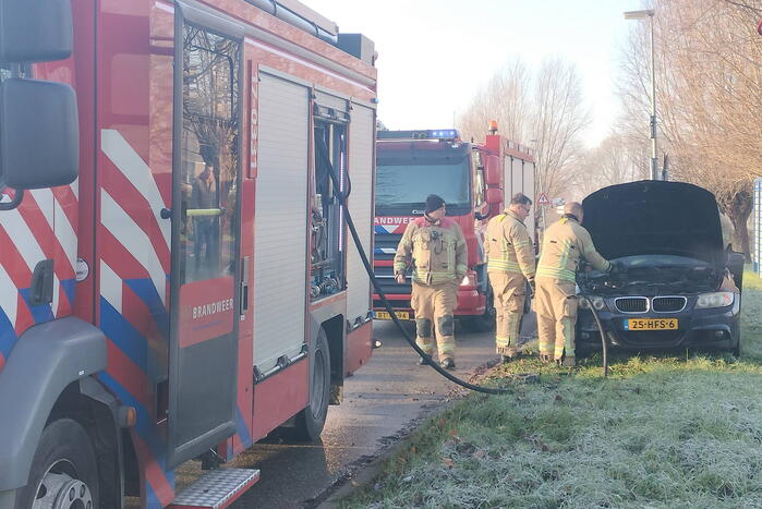 Brand in motorcompartiment van auto