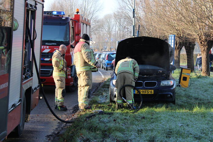 Brand in motorcompartiment van auto