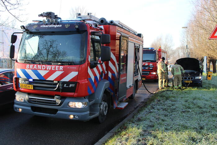 Brand in motorcompartiment van auto