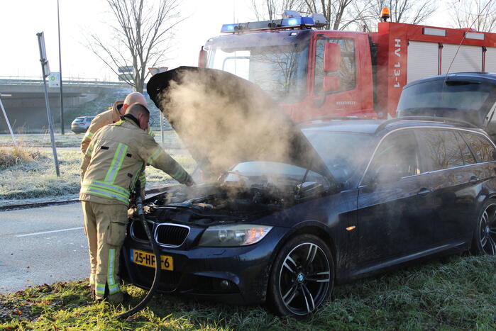 Brand in motorcompartiment van auto