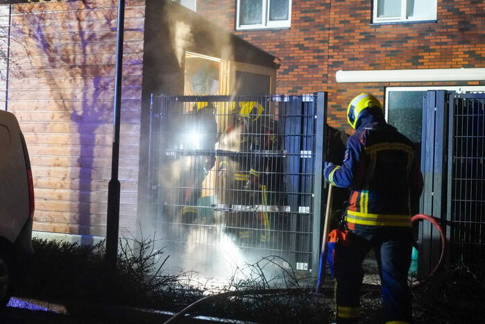 Flinke vlammen bij brand in tuin