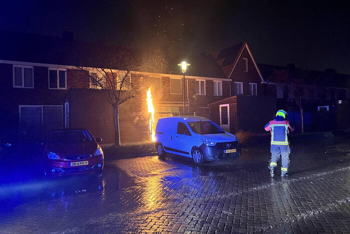 Flinke vlammen bij brand in tuin