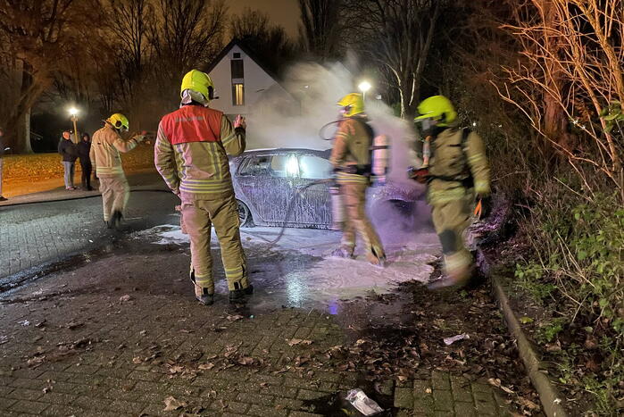 Geparkeerde auto volledig uitgebrand