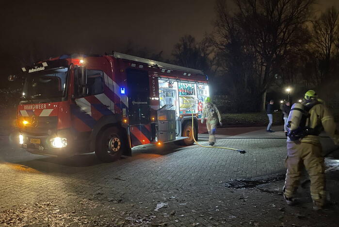 Geparkeerde auto volledig uitgebrand