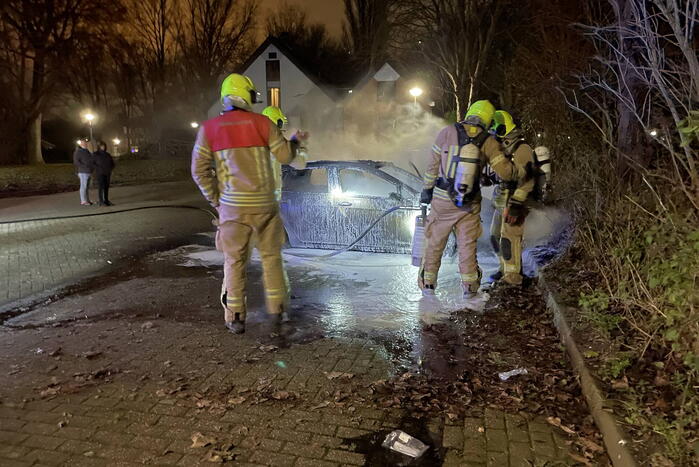 Geparkeerde auto volledig uitgebrand