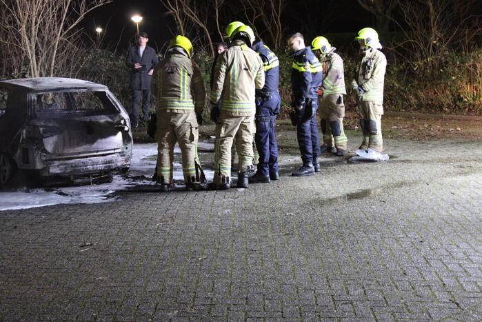 Geparkeerde auto volledig uitgebrand