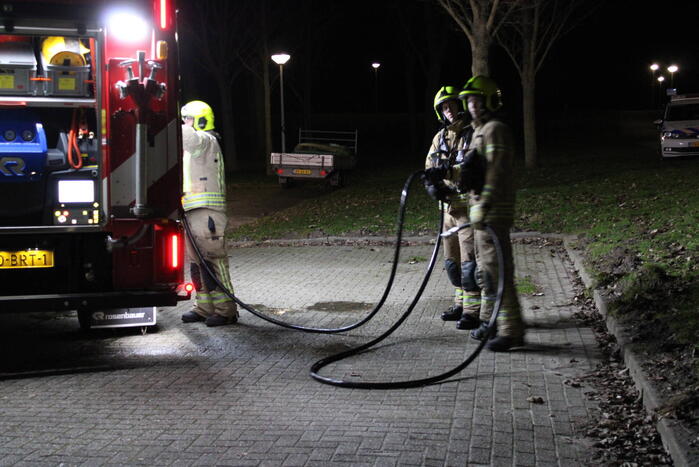 Geparkeerde auto volledig uitgebrand