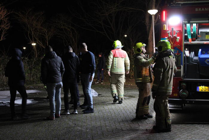 Geparkeerde auto volledig uitgebrand