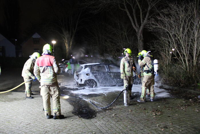 Geparkeerde auto volledig uitgebrand