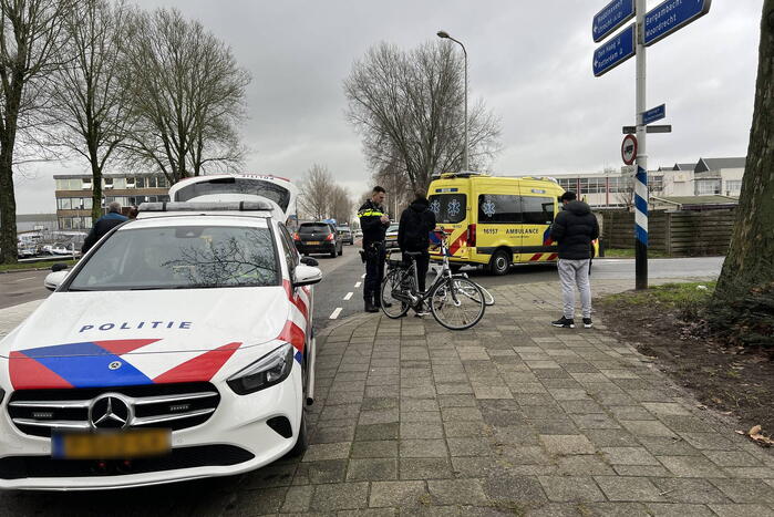 Fietsster gewond naar ziekenhuis na botsing met auto