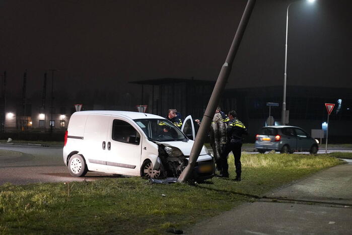 Bestelwagen klapt op lantaarnpaal