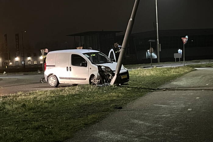 Bestelwagen klapt op lantaarnpaal