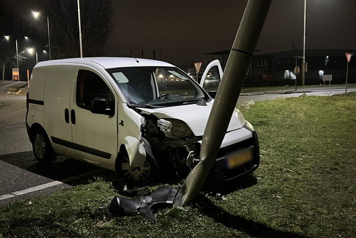 Bestelwagen klapt op lantaarnpaal