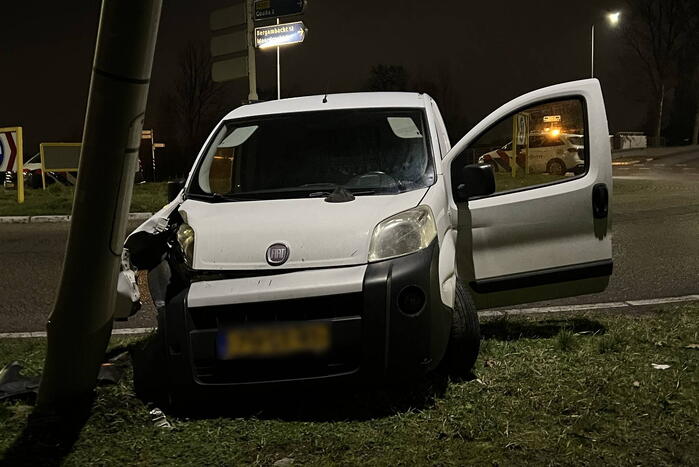 Bestelwagen klapt op lantaarnpaal