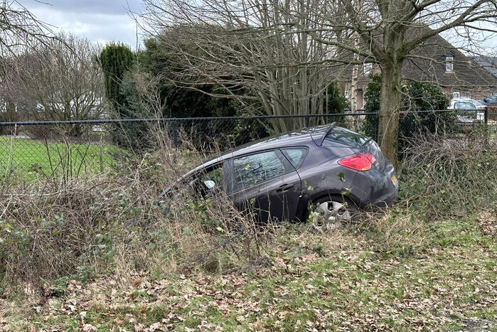 Automobilist rijdt met auto de sloot in