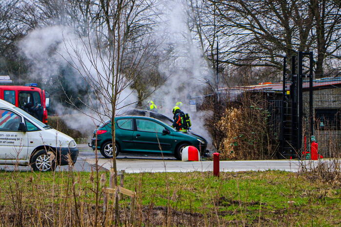 Autobrand bij demontagebedrijf de Graaf