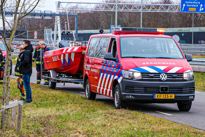 Autobrand bij demontagebedrijf de Graaf