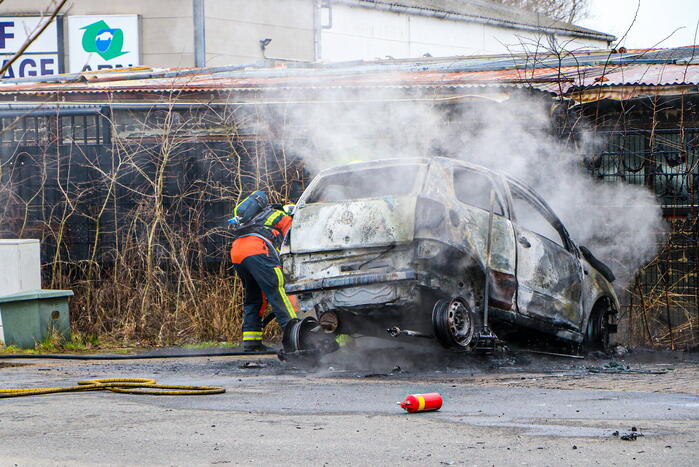 Autobrand bij demontagebedrijf de Graaf