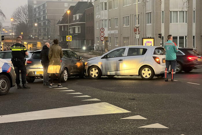 Twee auto's botsen op kruispunt