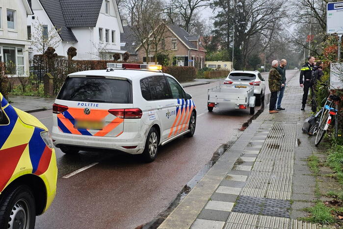 Fietser belandt in aanhanger na botsing