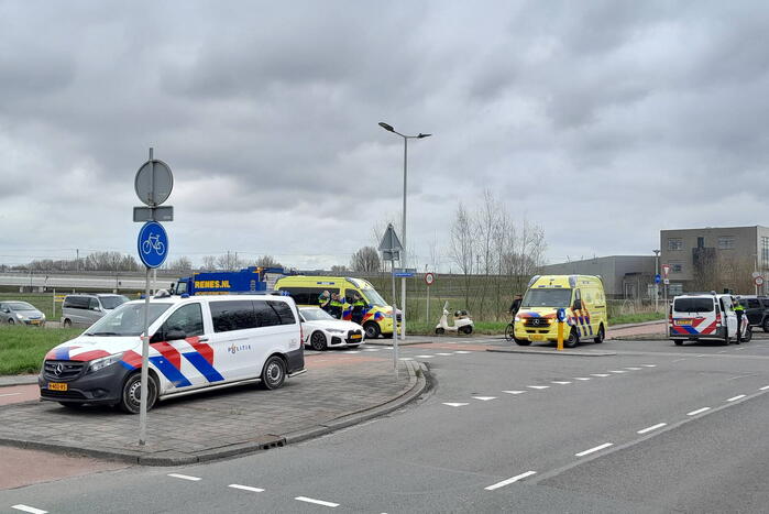 Scooterrijder komt in botsing met vuilniswagen