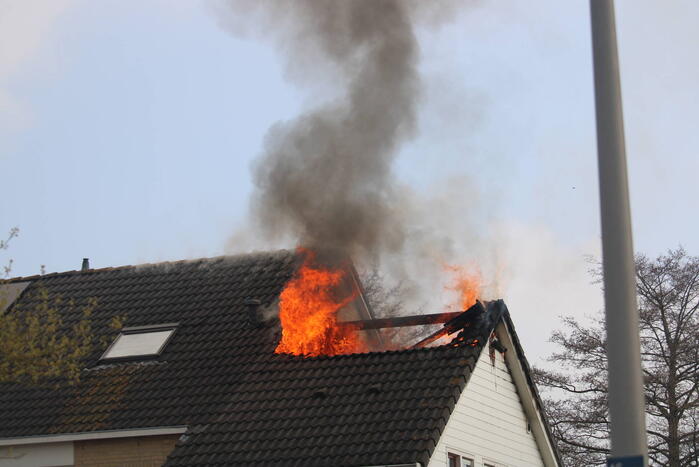 Uitslaande dakbrand bij woning