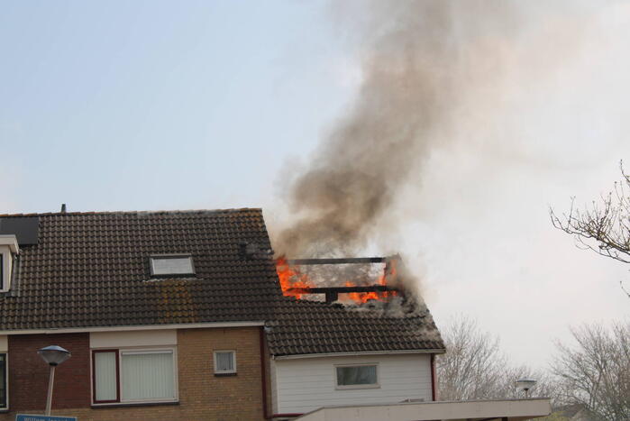 Uitslaande dakbrand bij woning