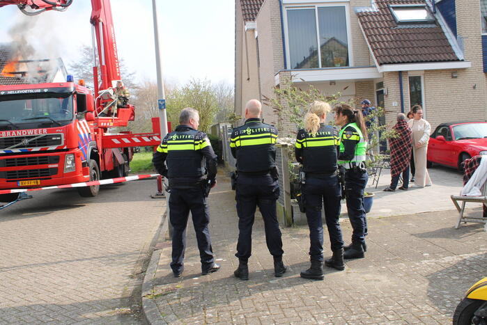 Uitslaande dakbrand bij woning