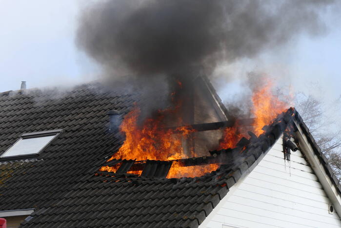 Uitslaande dakbrand bij woning