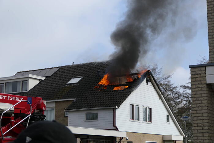 Uitslaande dakbrand bij woning