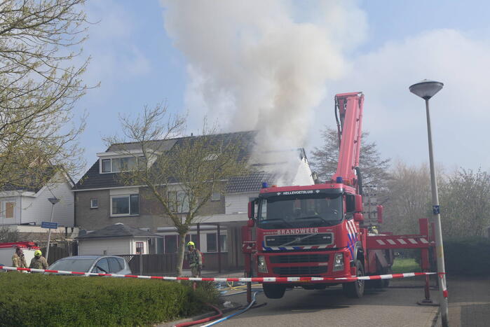 Uitslaande dakbrand bij woning