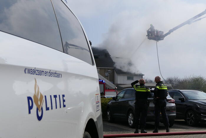 Uitslaande dakbrand bij woning