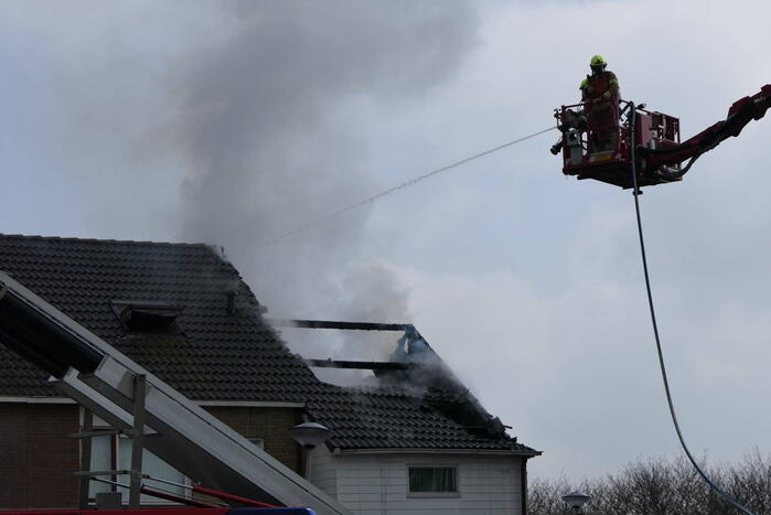 Uitslaande dakbrand bij woning