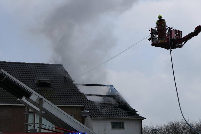 Uitslaande dakbrand bij woning