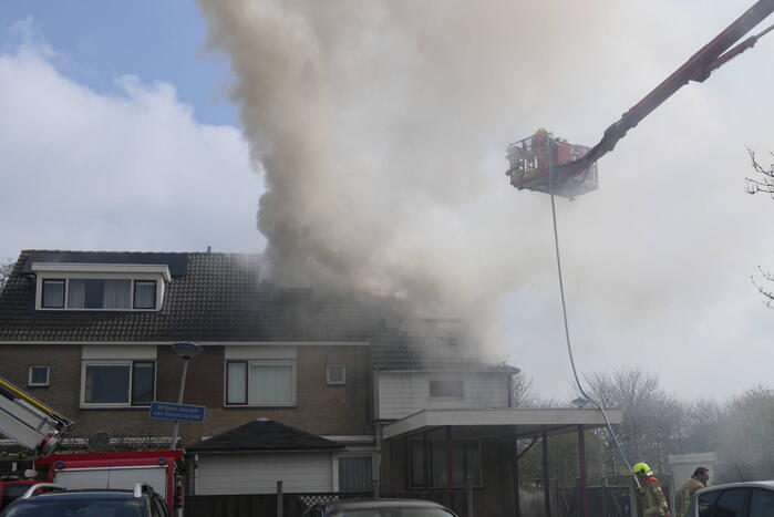 Uitslaande dakbrand bij woning