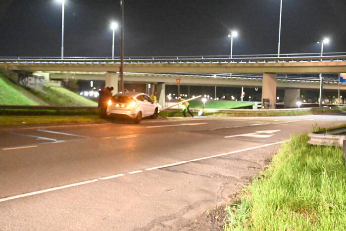 Bestuurder valt in slaap en klapt op lichtmast