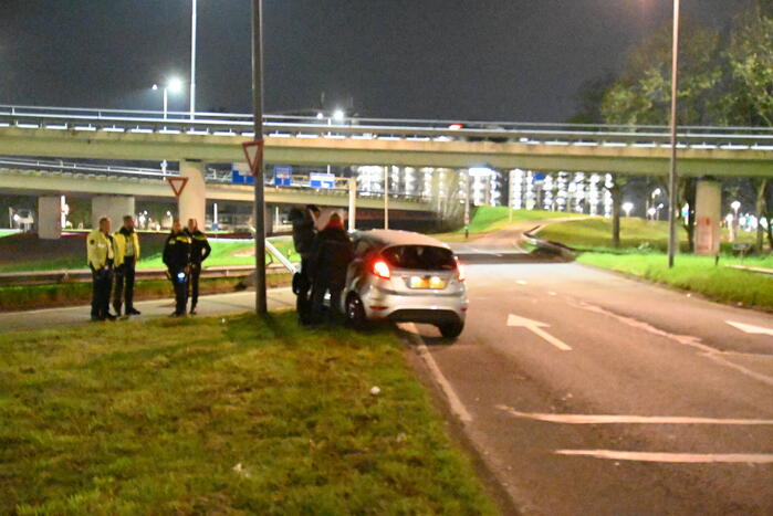 Bestuurder valt in slaap en klapt op lichtmast