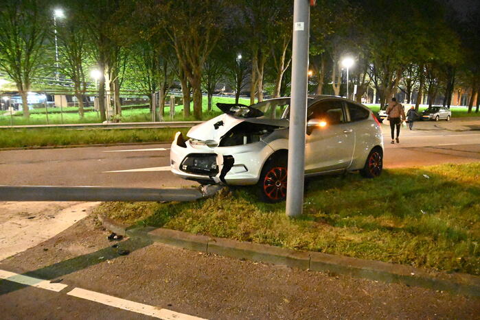 Bestuurder valt in slaap en klapt op lichtmast