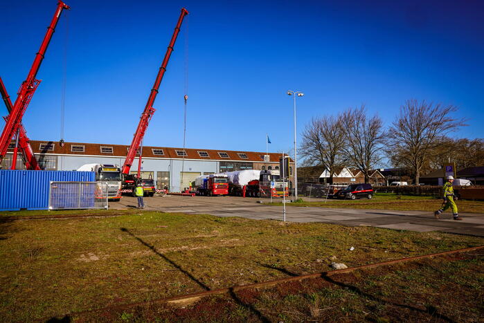 Gecrashte trein aangekomen op NS werkplaats