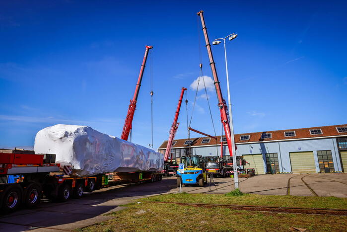 Gecrashte trein aangekomen op NS werkplaats