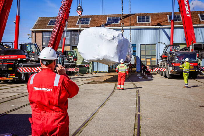 Gecrashte trein aangekomen op NS werkplaats