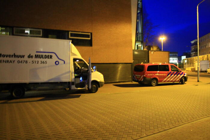 Politie en brandweer doen onderzoek bij bakwagen