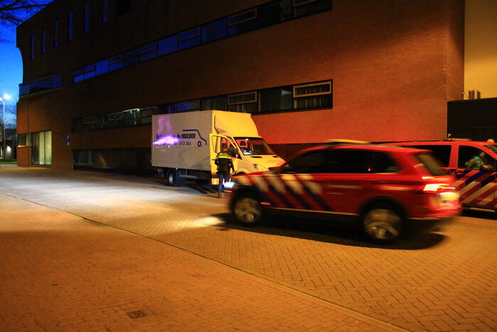 Politie en brandweer doen onderzoek bij bakwagen